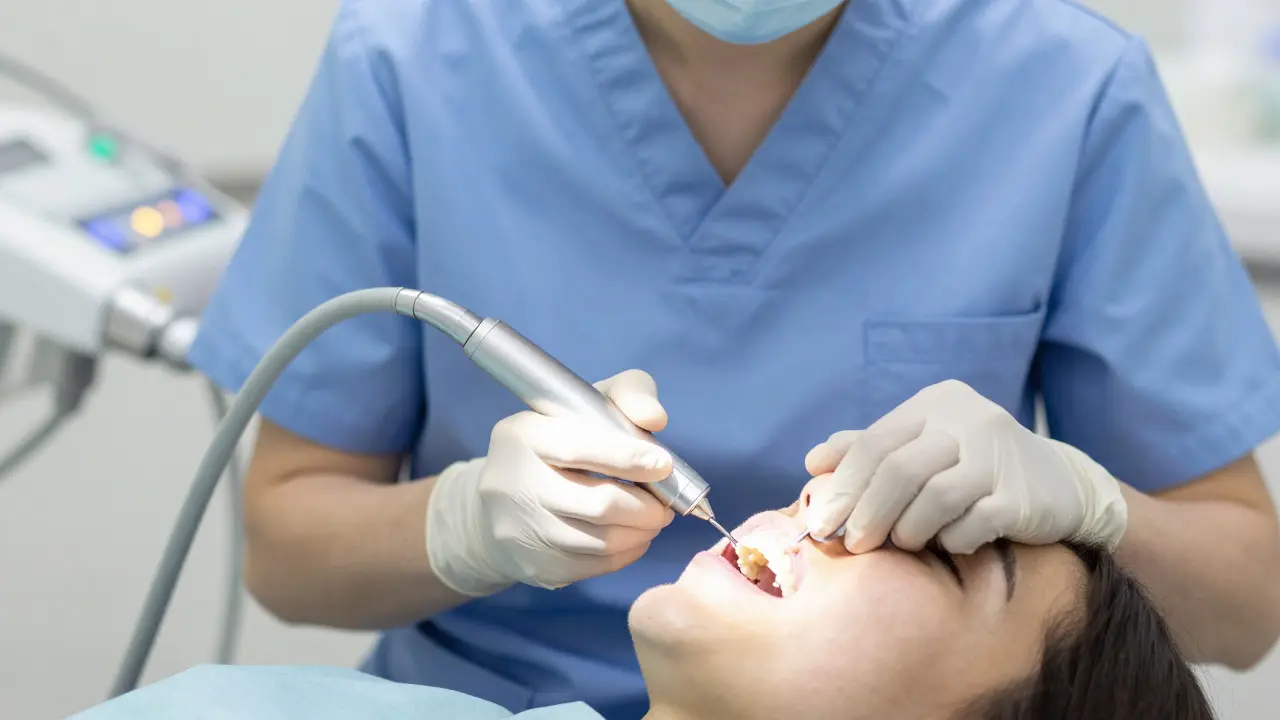 Profesionální čištění zubů ultrazvukem u hygienika