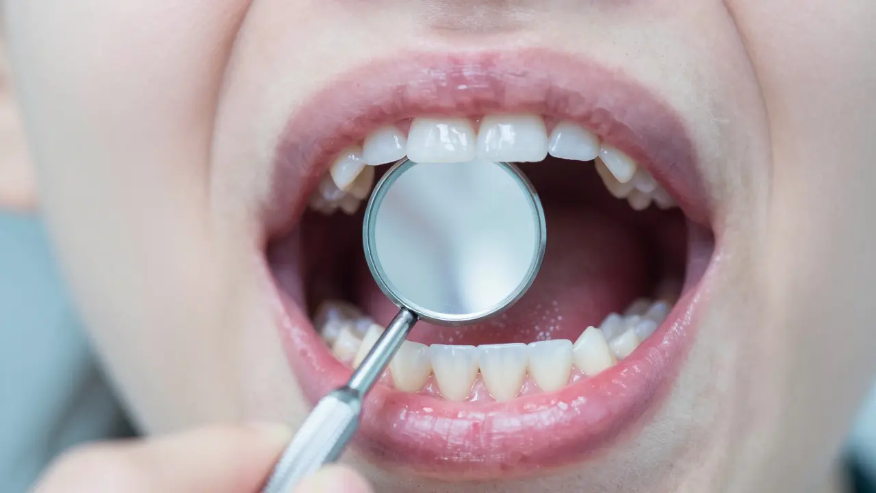 Dentální zrcátko: Proč je nezbytnou součástí vaší každodenní ústní hygieny