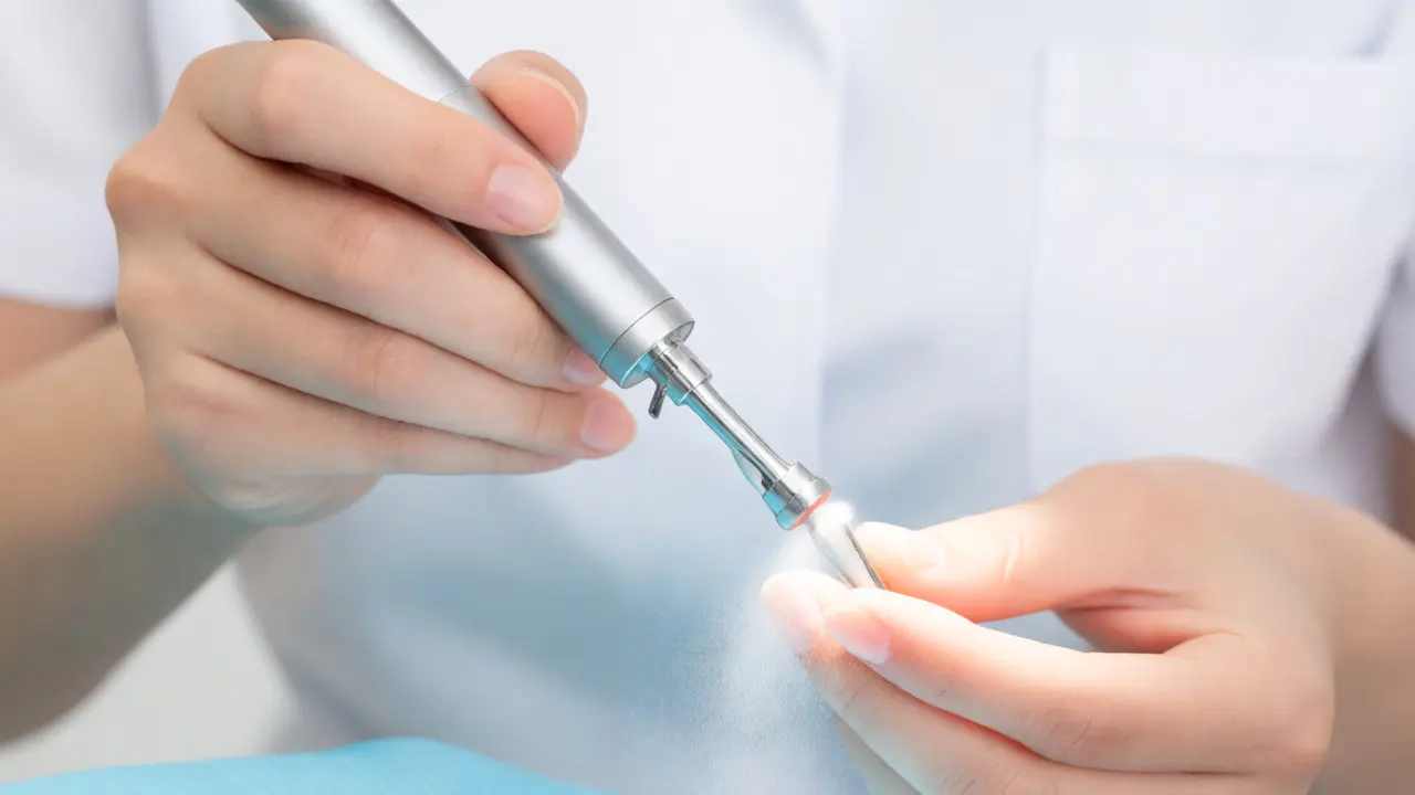 Dentální hygienistka odstraňuje zubní kámen ultrazvukem